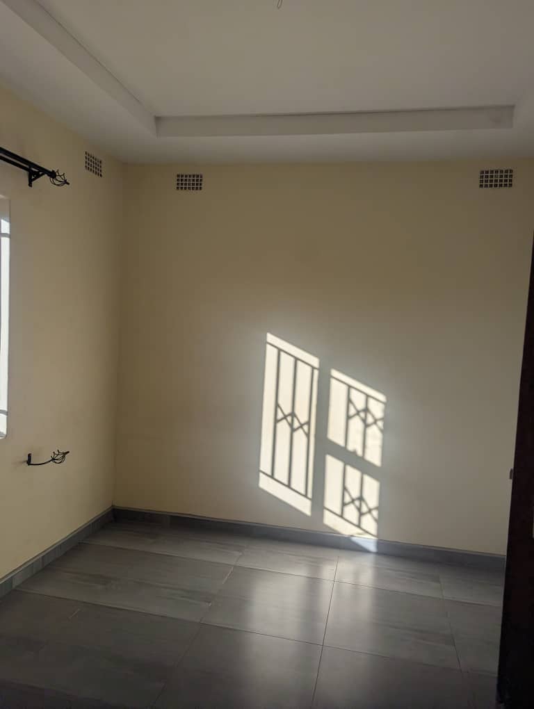 2 neat rooms available.